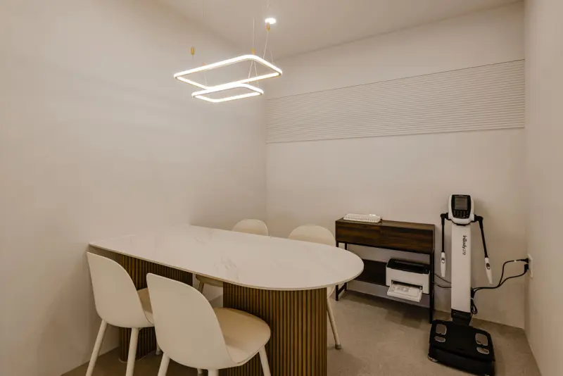 미니멀 화이트 피트니스 컨설팅룸 인테리어